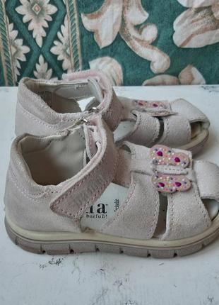 Детские босоножки сандалии кожаные девочке блестящие розовые белые тапочки макасины хайтопы закрытая пятка носок