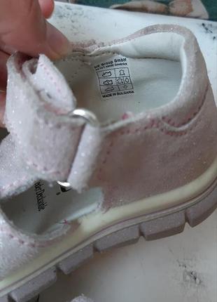 Детские босоножки сандалии кожаные девочке блестящие розовые белые тапочки макасины хайтопы закрытая пятка носок2 фото