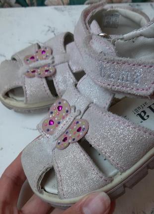 Детские босоножки сандалии кожаные девочке блестящие розовые белые тапочки макасины хайтопы закрытая пятка носок5 фото