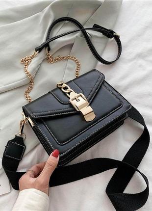 Класична чорна сумочка