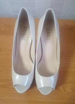 Лаковые туфли бренда  guess