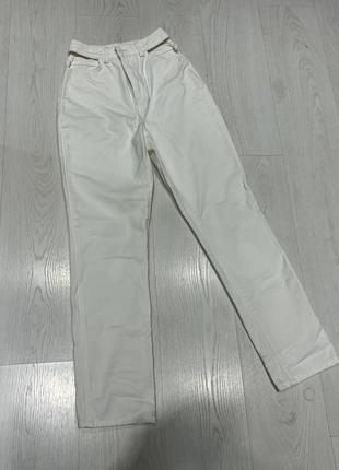 Белые джинсы с вырезами на талии6 фото