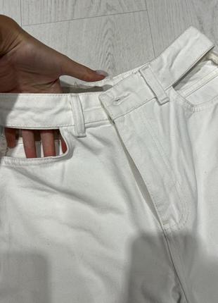 Белые джинсы с вырезами на талии7 фото