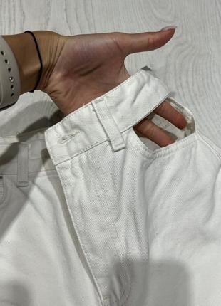 Белые джинсы с вырезами на талии8 фото