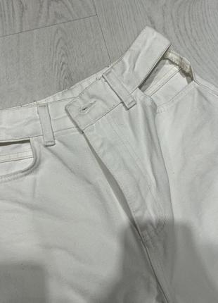 Белые джинсы с вырезами на талии9 фото