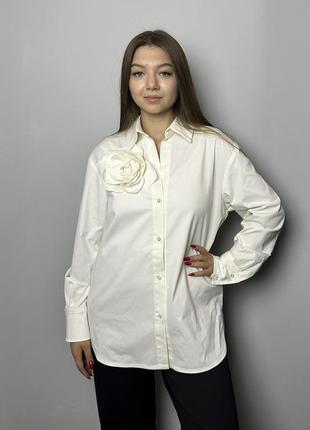 Женская рубашка с украшением молочная modna kazka mktrg3620-1