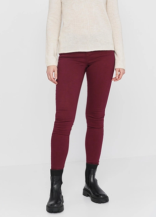 Бордовые джинсы