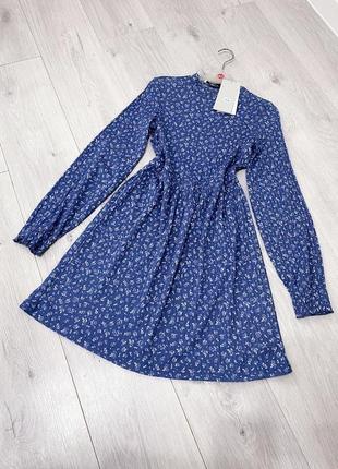 Синее демисезонное платье в цветочный принт1 фото
