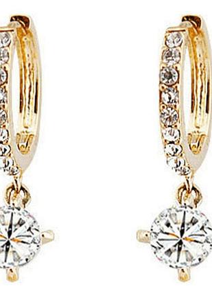 Серьги инкрустированы цирконий.