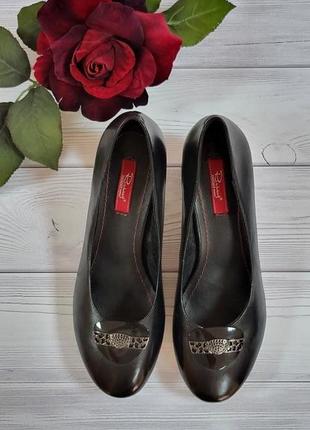 Шикарные женские кожаные туфли с необычным каблуком1 фото