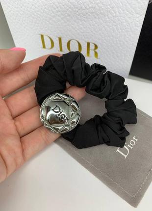 Брендовая резинка для волос диор dior скранч с круглой брошкой4 фото