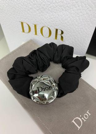 Брендовая резинка для волос диор dior скранч с круглой брошкой2 фото