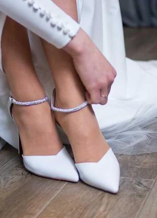 Весільні атласні туфлі для нареченої