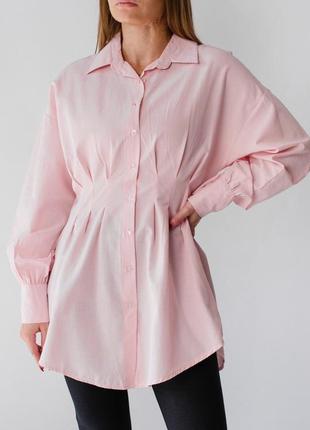 Розовое платье-рубашка с акцентом на талии