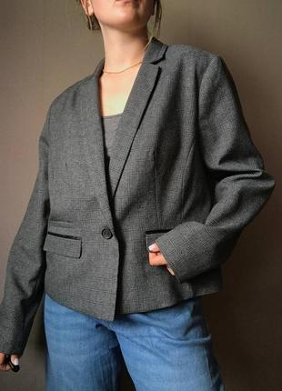 Серый пиджак в клетку базовый оверсайз двубортный укорочённый на пуговице большой размер на осень ос6 фото