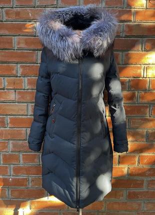 Зимове нове пальто куртка приталене тепле з натуральним обʼємним хутром на капюшоні