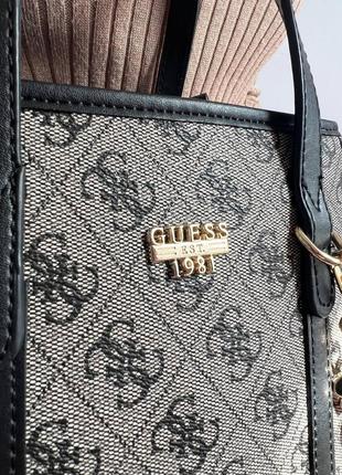 Жіноча сумка з еко-шкіри guess сірого кольору, брендова сумка через плече10 фото