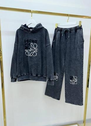 Костюм в стилі loewe