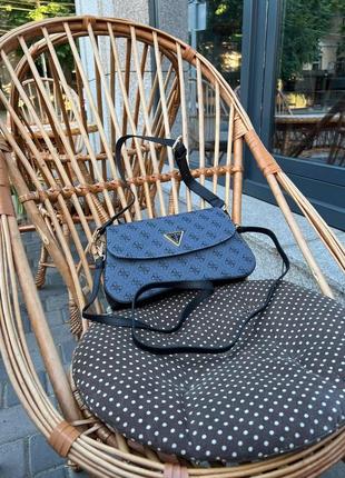 Женская сумка из эко-кожи guess snapshot серого цвета, брендовая сумка через плечо3 фото