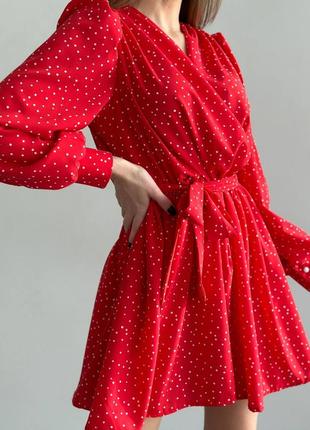 Романтичное короткое платье в горошек с длинными рукавами фонариками буфами декольте на запах элегантное ретро платье чёрное красное мини7 фото