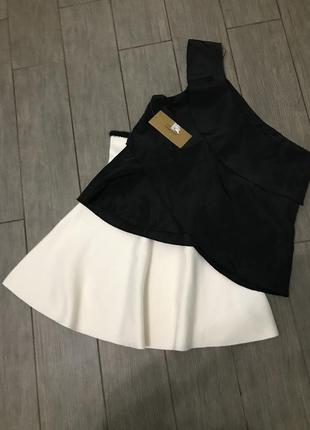 Чорна атласна блуза на одне плече від zara