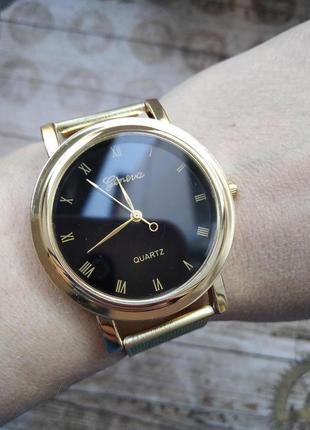 Часы мужские с металлическим ремешком.