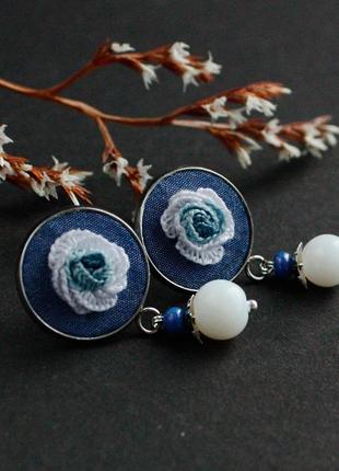 Маленькі блакитні білі сережки цвяшки з агатом ніжні прикраси з трояндами4 фото