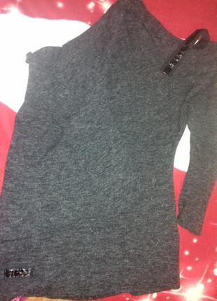 Женский свитерок туника с открытым плечом3 фото