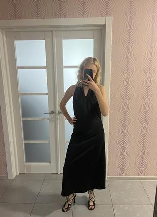 Черное платье атласное