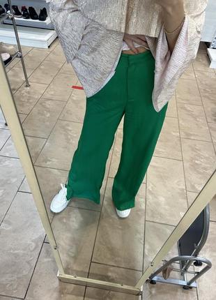 Широкі атласні штани з розрізами внизу на коло швах яскравого зеленого кольору6 фото