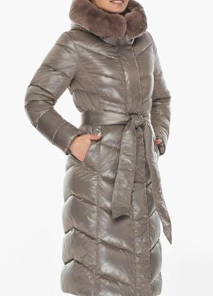 Женская тауповая куртка с пушистой опушкой модель 565869 фото