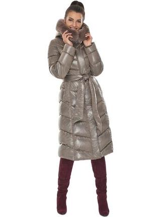 Женская тауповая куртка с пушистой опушкой модель 565861 фото