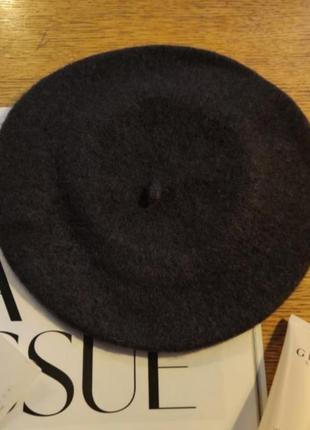 Берет жіночий чорний шерстяний з щільненької вовняної суміші дрібної пряжі з коротким ворсом.8 фото