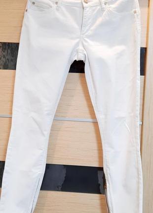 Білі трендові джинси, італія