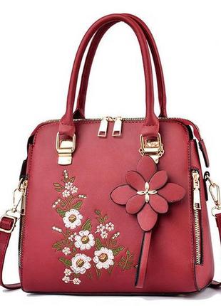 Женская сумка с вышивкой и брелоком червоный
