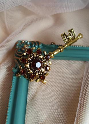 Брошь золотой ключик в винтажном стиле, ретро, геральдика, крест, ключ, замок, кристаллы