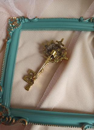 Брошка золотой ключик у вінтажному стилі, ретро, геральдика, хрест, ключ, замок, кристали3 фото