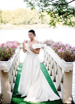 Элегантное атласное свадебное платье с открытыми плечами 20202 фото