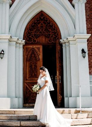 Элегантное атласное свадебное платье с открытыми плечами 20203 фото