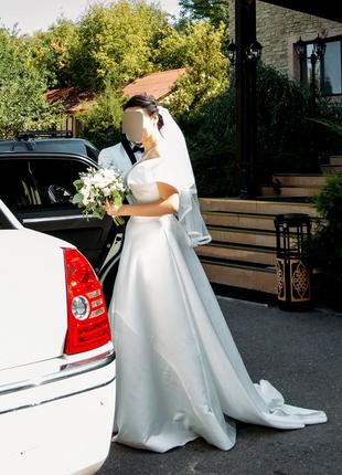 Елегантне атласна весільна сукня з відкритими плечима 20204 фото
