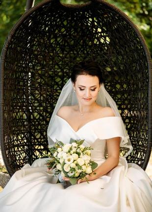 Элегантное атласное свадебное платье с открытыми плечами 2020