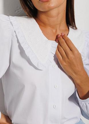 Біла блуза з відкладним коміром із вишивкою