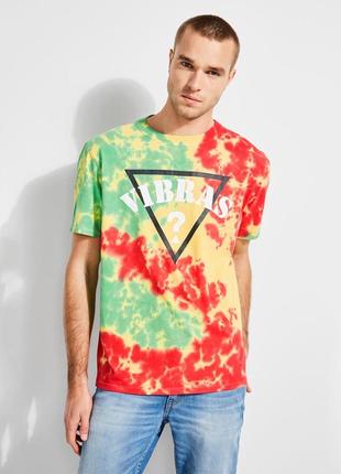 Лимитированная футболка guess x j balvin logo oversized tie dye t-shirt