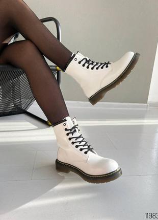Белые кожаные демисезонные деми осенние ботинки на шнурках шнуровке черной подошве7 фото