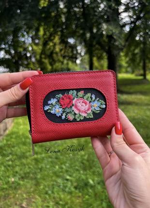 Шкіряний жіночий гаманець з вишивкою ручної роботи