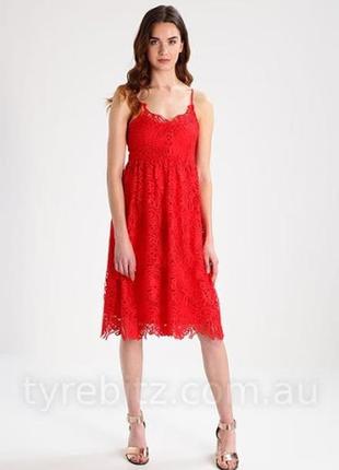 Шикарна червона мереживна сукня