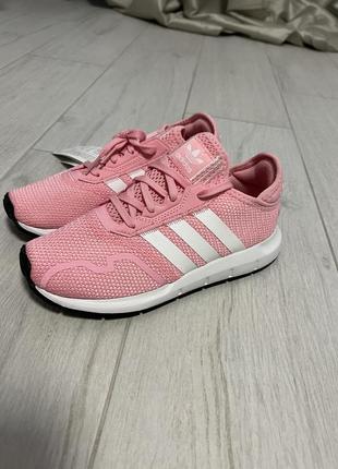 Жіночі кросівки adidas