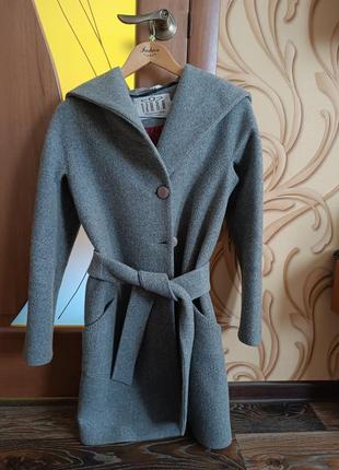 Шерстое серое пальто с капюшоном.2 фото