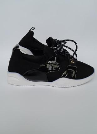 Продам жіночі кросівки