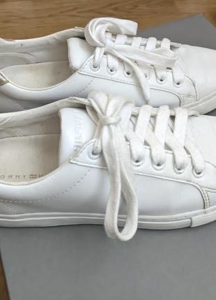 Білі кросівки